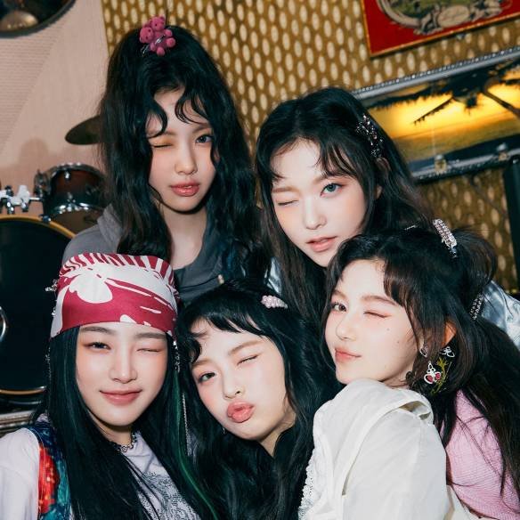 NewJeans Comeback Drama: Only 3 Members Spotted in the Studio... So Why Is Everyone Saying "4-Member Return"?! ๐ 0000009105 001 20240329173002517