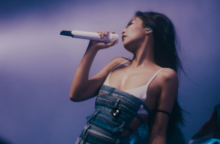 BLACKPINK Jennie's Emotional Final Tour Stop in Osaka: Wardrobe Malfunctions, Mic Issues, and Tears! 🎤😭 BLACKPINK Jennie's Emotional Final Tour Stop in Osaka: Wardrobe Malfunctions, Mic Issues, and Tears! 🎤😭